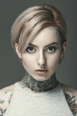 genç çekici kız, gri izole dövme