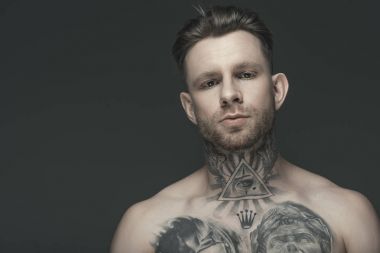 gri izole yakışıklı gömleksiz dövmeli adam