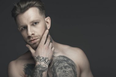 gri izole yakışıklı dövmeli adam  