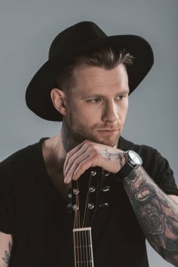 gitar, gri izole ile siyah şapkalı şık gitarist