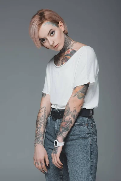 Gyönyörű Lány Tetoválás Fehér Pólót Visel Látszó Fényképezőgép Szürke Elszigetelt — ingyenes stock fotók