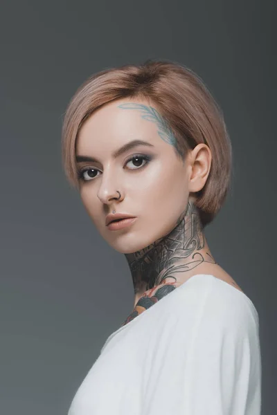 Retrato Hermosa Joven Mujer Tatuada Camiseta Blanca Mirando Cámara Aislada — Foto de Stock