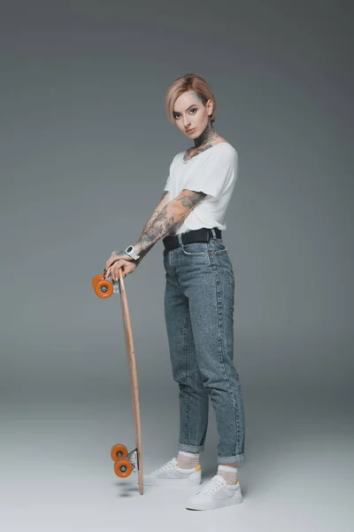 Vacker Elegant Tatuerade Flicka Stående Med Skateboard Och Titta Kameran — Stockfoto