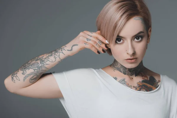 Retrato Una Hermosa Joven Con Tatuajes Mirando Cámara Aislada Gris — Foto de Stock