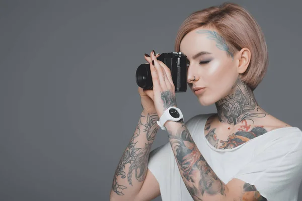 美丽的女孩与纹身相机拍摄的灰色隔离 — 图库照片