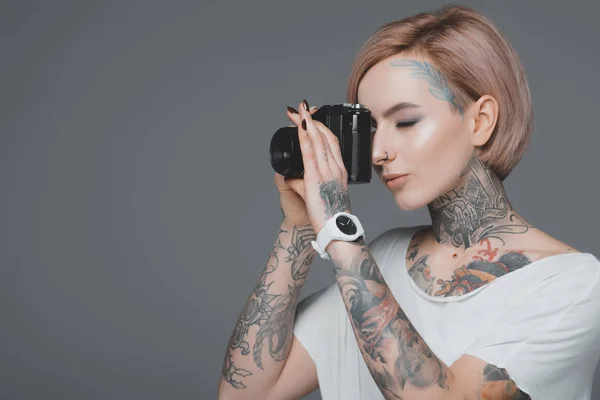 Bella Ragazza Con Tatuaggi Fotografare Con Macchina Fotografica Isolata Grigio — Foto Stock