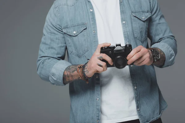Beskuren Bild Ung Man Med Tatueringar Håller Kameran Isolerad Grå — Stockfoto