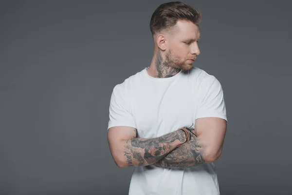 Elegante Jovem Tatuado Homem Branco Shirt Com Braços Cruzados Olhando — Fotografia de Stock