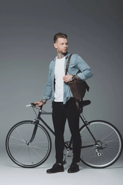 Ganzkörperansicht Eines Jungen Tätowierten Mannes Der Mit Dem Fahrrad Steht — Stockfoto