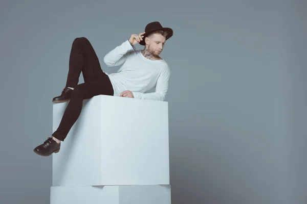 Eleganter Mann Mit Hut Posiert Auf Weißen Würfeln Isoliert Auf — Stockfoto