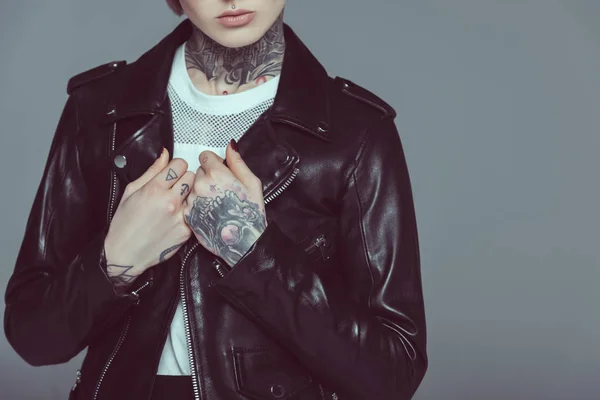 Vista Recortada Chica Tatuada Chaqueta Cuero Negro Aislado Gris —  Fotos de Stock