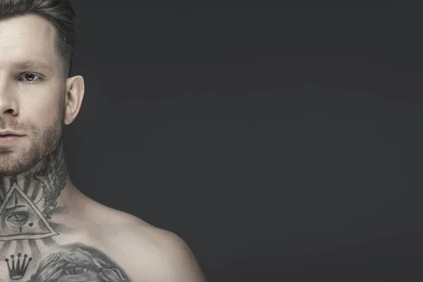 Обрезанный Вид Молодого Человека Рубашки Татуировками Изолированного Сером — стоковое фото