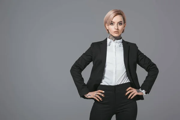 Бізнес Леді Позують Формальному Одязі Ізольовані Сірому — стокове фото