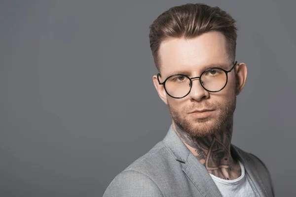 Porträt Eines Gutaussehenden Geschäftsmannes Mit Trendiger Brille Isoliert Auf Grau — Stockfoto