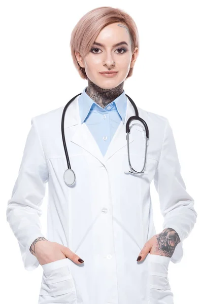 白衣と聴診器 白で隔離の美しい医師 — ストック写真