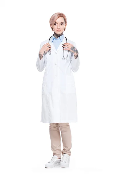 Mladý Doktor Bílém Plášti Stetoskop Izolované Bílém — Stock fotografie zdarma