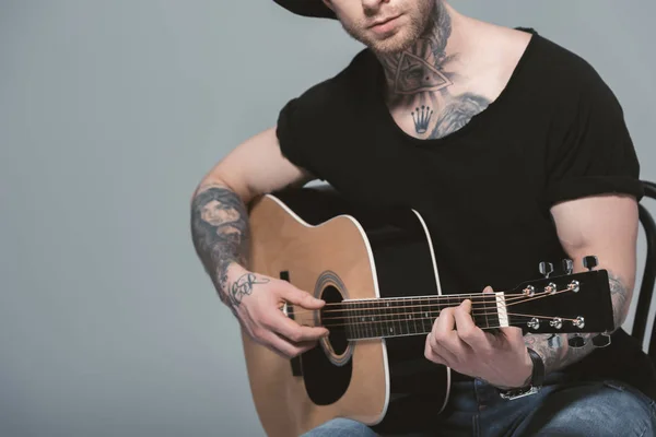 Bijgesneden Weergave Van Tattooed Man Akoestische Gitaar Spelen Geïsoleerd Grijs — Stockfoto