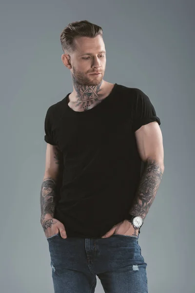 Schöner Tätowierter Mann Posiert Lässiger Kleidung Isoliert Auf Grau — Stockfoto