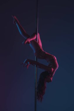 güzel esnek genç kadın kutup mavi ile egzersiz 