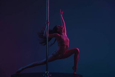 çekici sportif kız mavi ile direk dansı 