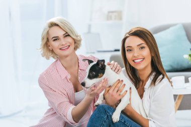 Kızlar jack russell terrier köpek vasıl ev ile gülümseyen