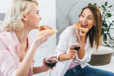 kırmızı şarap içme ve pizza yemek mutlu kızlar