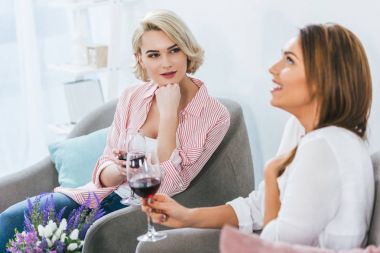 kırmızı şarap ve birlikte vakit gözlüklü güzel kadınlar