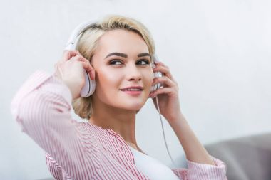 sarışın kız kulaklık ile müzik dinleme