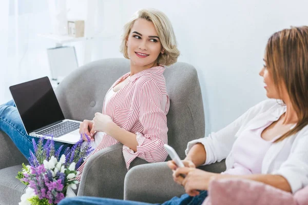 Aantrekkelijke Lachende Meisjes Met Behulp Van Smartphone Laptop Met Leeg — Gratis stockfoto