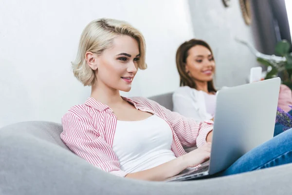 Selective Focus Girls Using Laptop Smartphone Home — Free Stock Photo