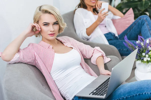 Belle Donne Che Utilizzano Laptop Smartphone Casa — Foto Stock