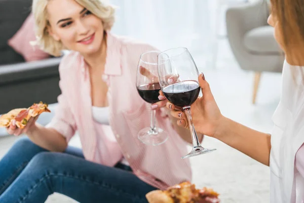 Hermosas Chicas Tintineo Con Gafas Vino Comer Pizza —  Fotos de Stock