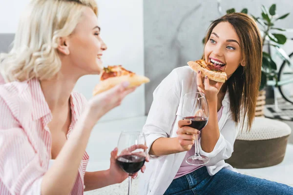 Glada Tjejer Dricka Rödvin Och Äta Pizza — Stockfoto