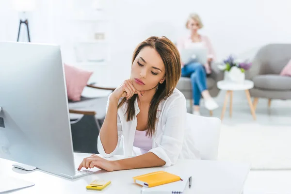 Bela Menina Chateada Trabalhando Com Computador Casa — Fotografia de Stock