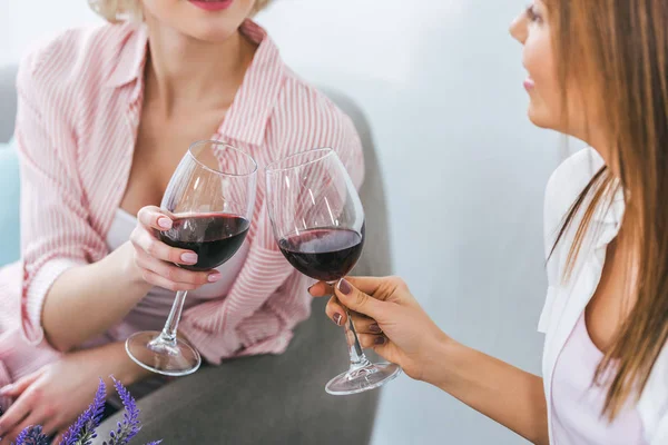 Vista Ritagliata Ragazze Clinking Con Bicchieri Vino Trascorrere Del Tempo — Foto Stock