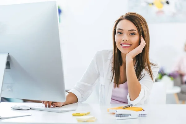 Sorrindo Menina Atraente Usando Computador Casa — Fotografia de Stock