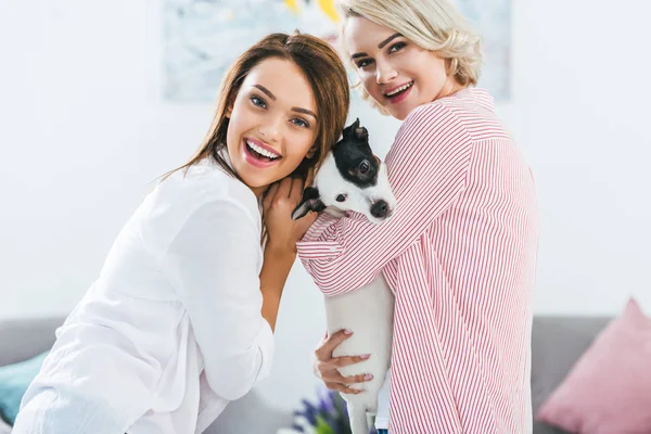 Meninas Felizes Bonitas Com Jack Russell Cão Terrier Casa — Fotos gratuitas