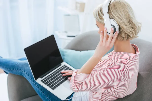 Donna Che Ascolta Musica Con Cuffie Utilizzando Laptop Con Schermo — Foto Stock