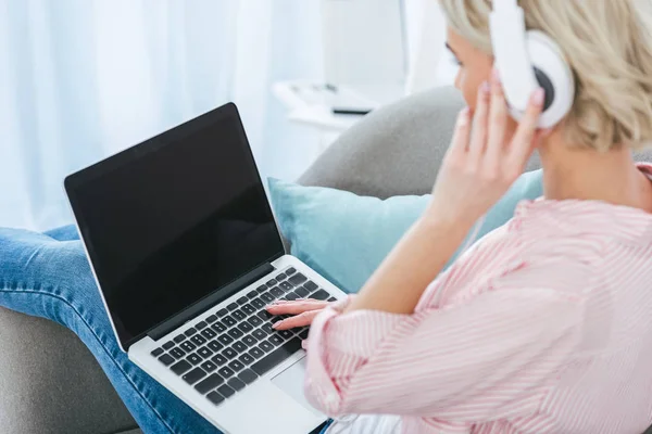 Girl Listening Music Headphones Using Laptop Blank Screen — Stock Photo, Image