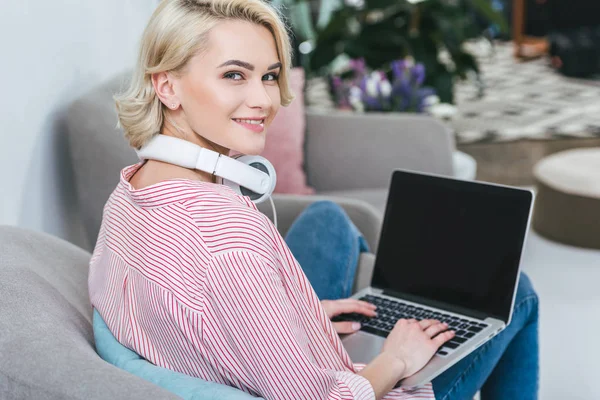 Smiling Girl Listening Music Headphones Using Laptop Home — Stock Photo, Image