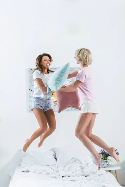 Beautiful Girls Jumping Having Pillow Fight Bed — Stock Photo, Image