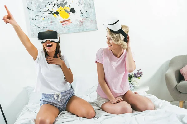 Ragazze Eccitate Gesticolando Utilizzando Cuffie Realtà Virtuale Casa — Foto stock gratuita