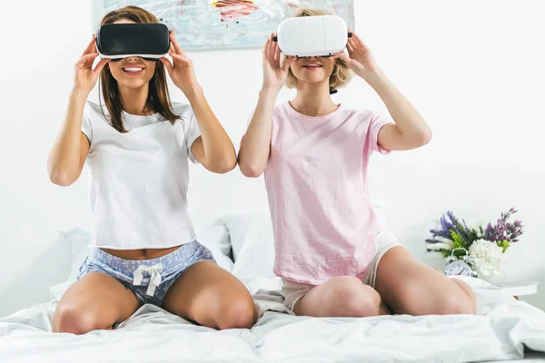 Gyönyörű Lányok Segítségével Virtuális Valóság Fejhallgatók Otthon — Stock Fotó