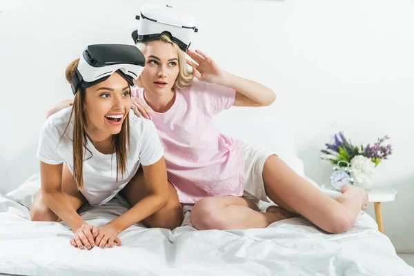 Красивые Девушки Веселятся Гарнитурами Виртуальной Реальности Дома — стоковое фото