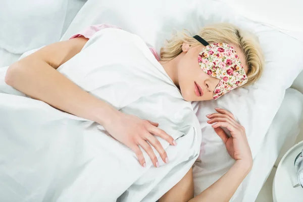 Blonde Fille Dans Sommeil Masque Sur Lit — Photo