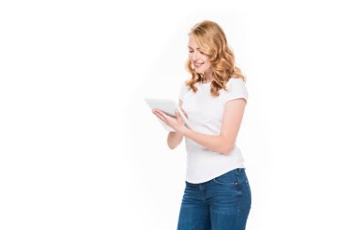 Dijital tablet üzerinde beyaz izole kullanma gülümseyen kadın portresi