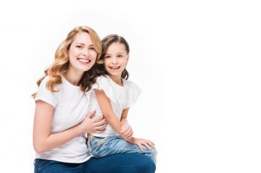 Anne ve kızı beyaz izole gülümseyen portresi