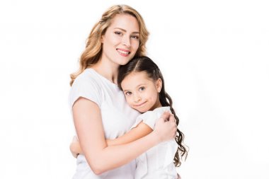 Anne ve kızı beyaz izole birbirlerine sarılma gülümseyen portresi