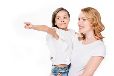 gösteren bir şey için anne üzerinde beyaz izole süre uzağa işaret eden çocuk portresi