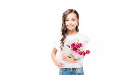 sevimli gülümseyen çocuk portresi ile buket çiçek beyaz, anneler günü kavramı izole elinde